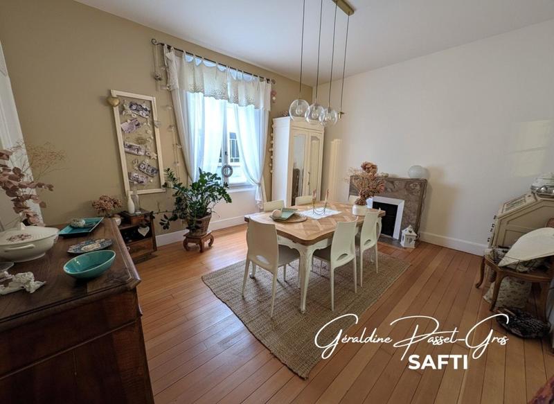 Maison - 220 m² - 8 pièces