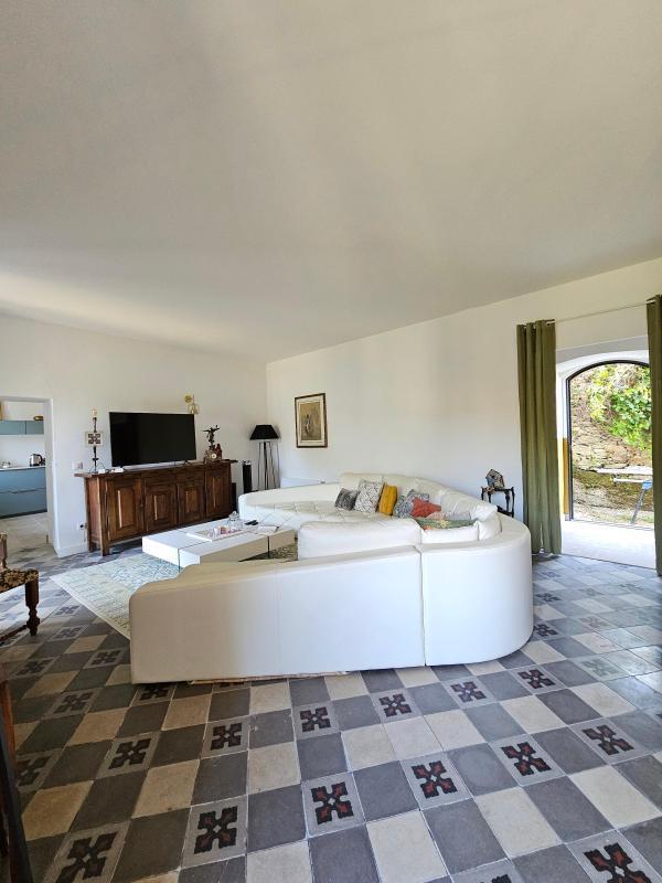 Propriété - 230 m² - 9 pièces