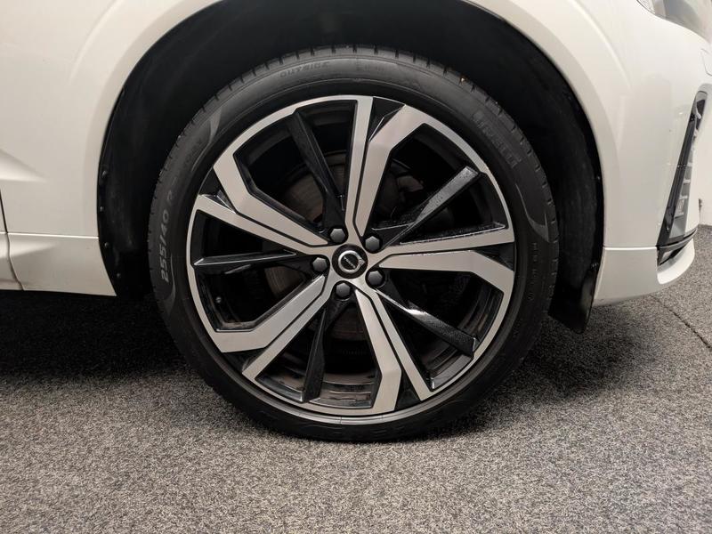 Volvo Xc60 B4 197 Ch R Design Bva Harman Kardon Attelage Toit Ouvrant