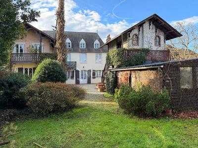 Maison - 270 m² - 10 pièces