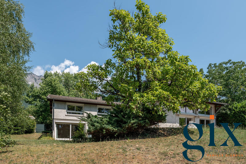 Maison - 286 m² - 8 pièces