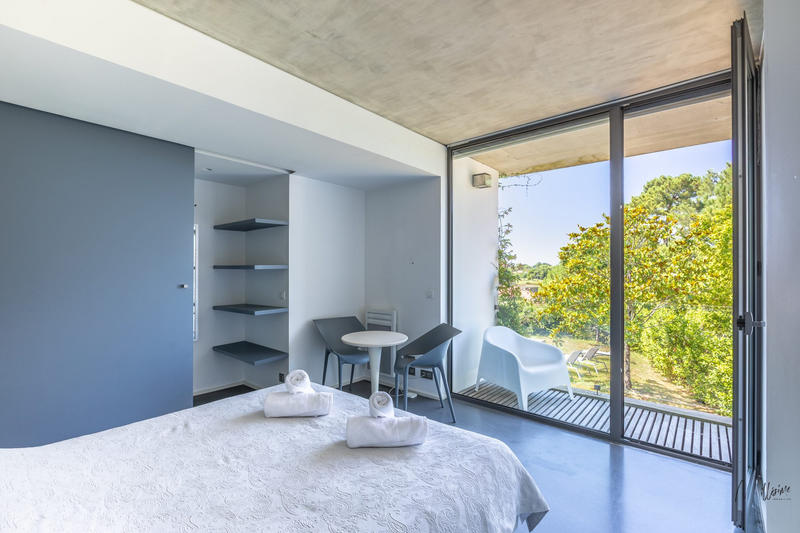 Maison contemporaine - 332 m² - 8 pièces