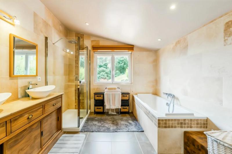 Maison - 300 m² - 8 pièces