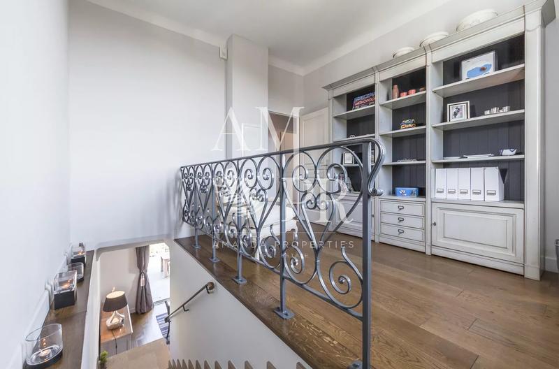 Villa - 270 m² - 8 pièces