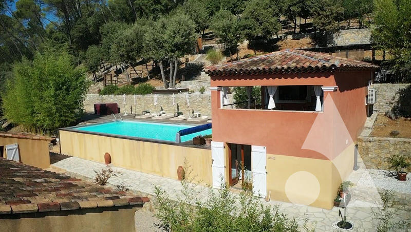 Maison - 298 m² - 9 pièces