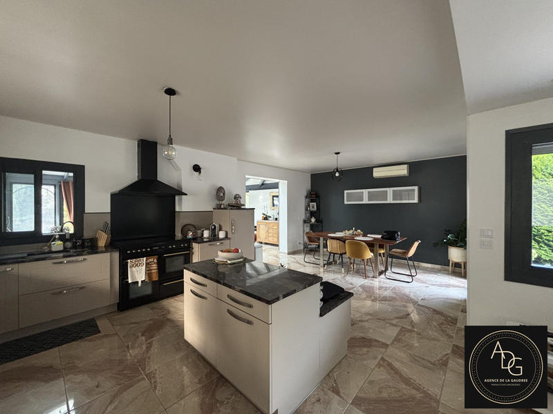 Maison - 210 m² - 6 pièces