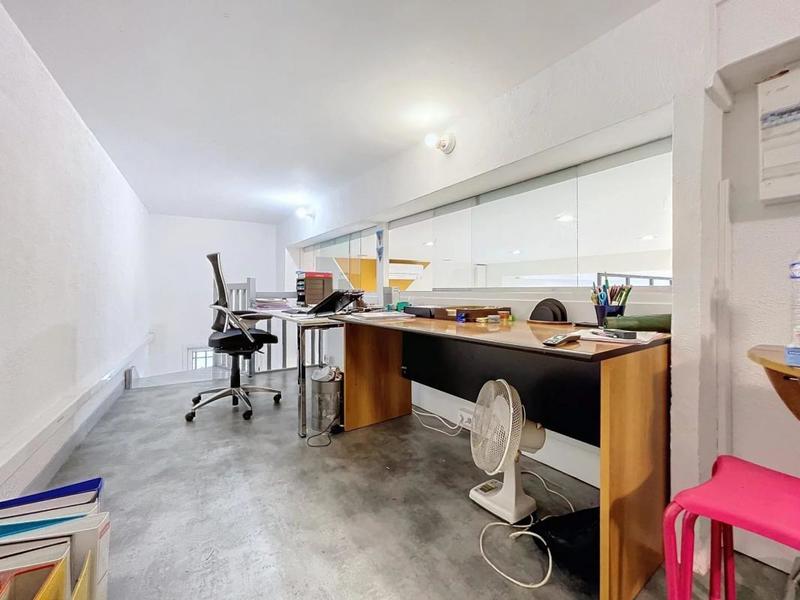 Local commercial - 107 m² - 4 pièces