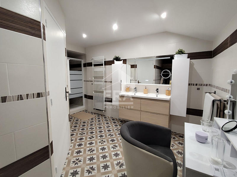 Maison - 221 m² - 8 pièces