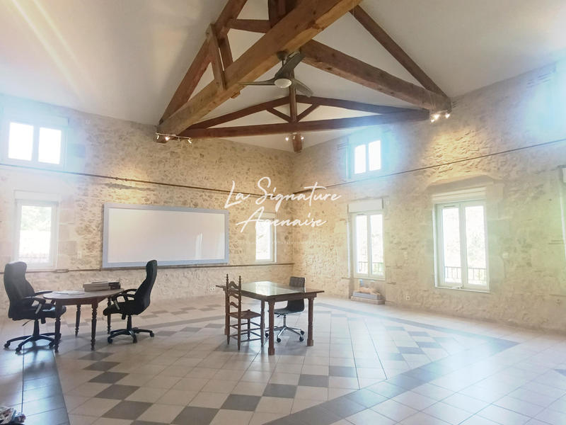 Propriété - 953 m² - 40 pièces