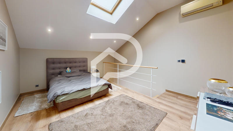 Maison - 235 m² - 8 pièces