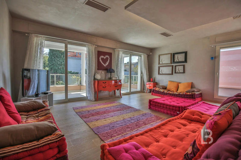 Maison - 240 m² - 8 pièces