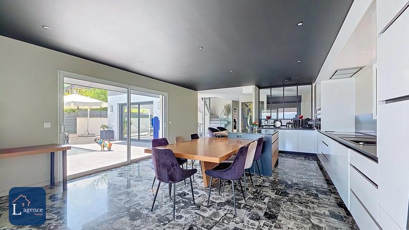 Maison - 304 m² - 8 pièces