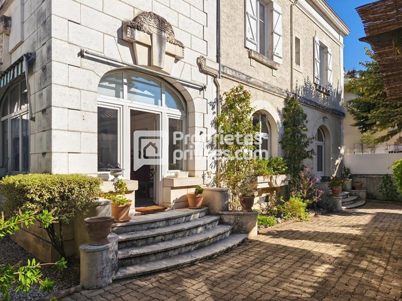 Maison - 238 m² - 8 pièces