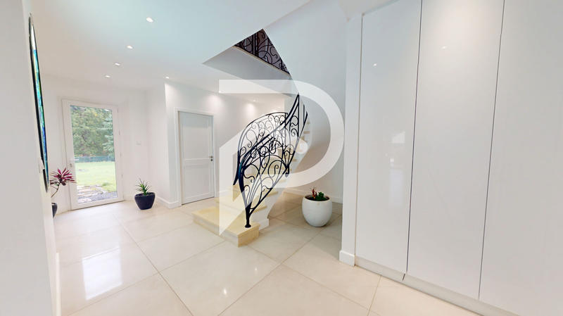 Maison - 270 m² - 8 pièces