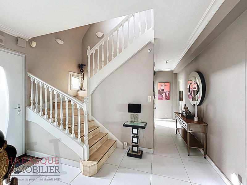 Maison - 180 m² - 8 pièces