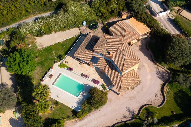 Maison - 243 m² - 5 pièces