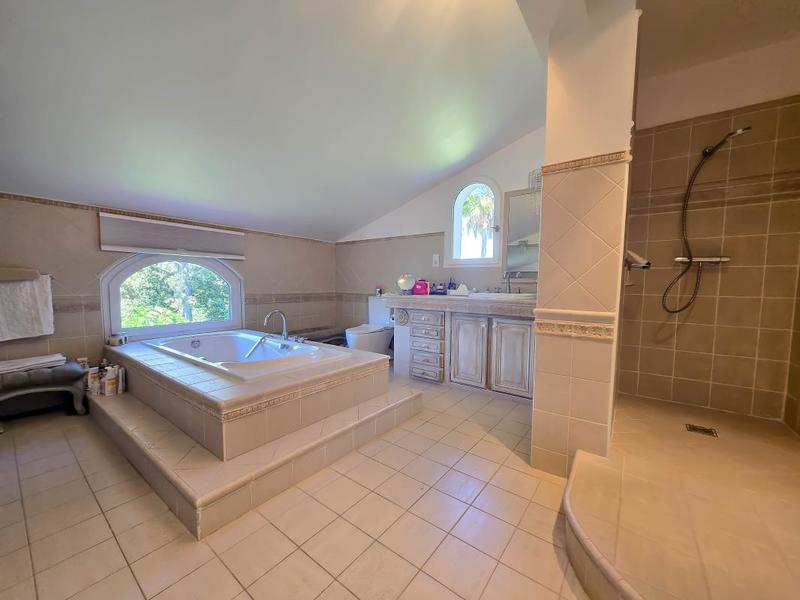 Villa - 329 m² - 6 pièces