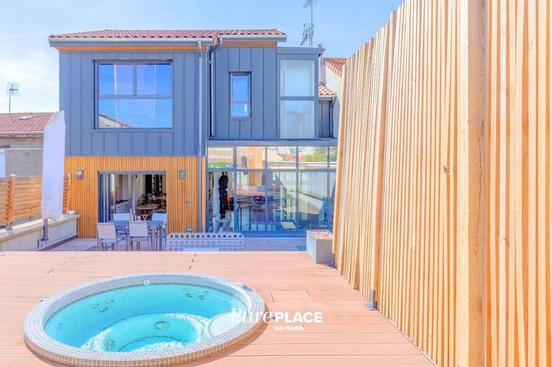 Maison - 250 m² - 7 pièces