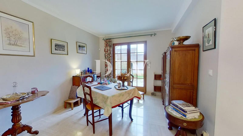 Maison - 220 m² - 8 pièces