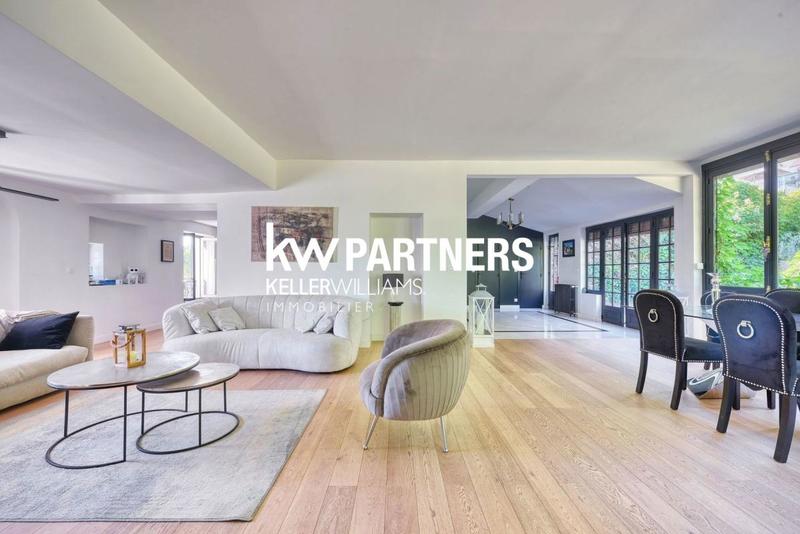 Demeure - 351 m² - 8 pièces