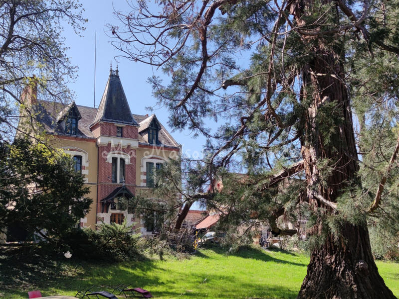 Maison - 585 m² - 12 pièces