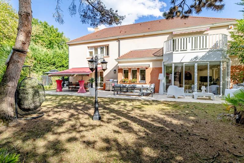 Propriété - 289 m² - 9 pièces