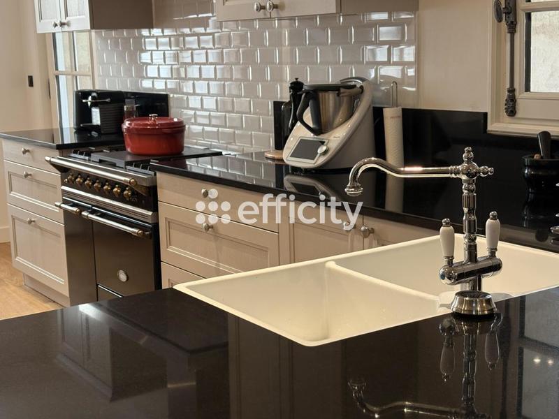 Maison - 228 m² - 7 pièces