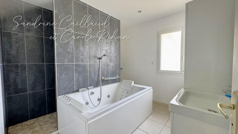 Maison - 243 m² - 10 pièces