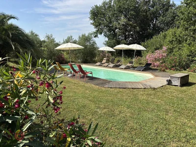 Demeure - 252 m² - 8 pièces