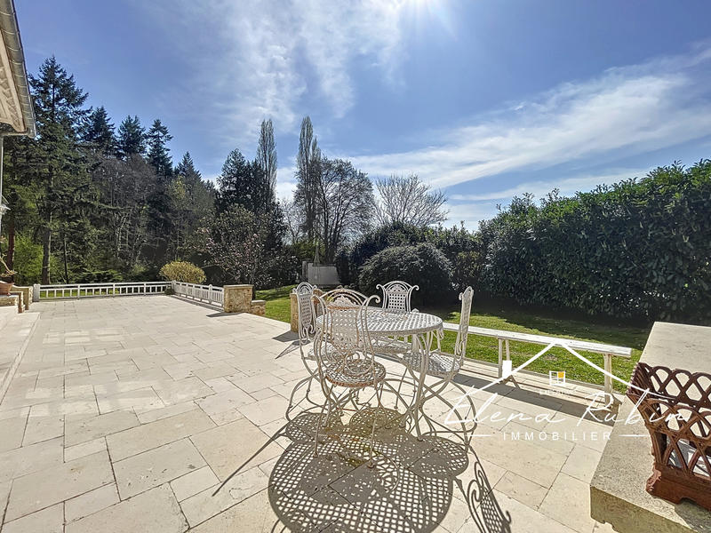 Propriété - 251 m² - 10 pièces