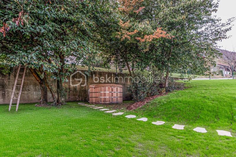 Maison - 303 m² - 8 pièces