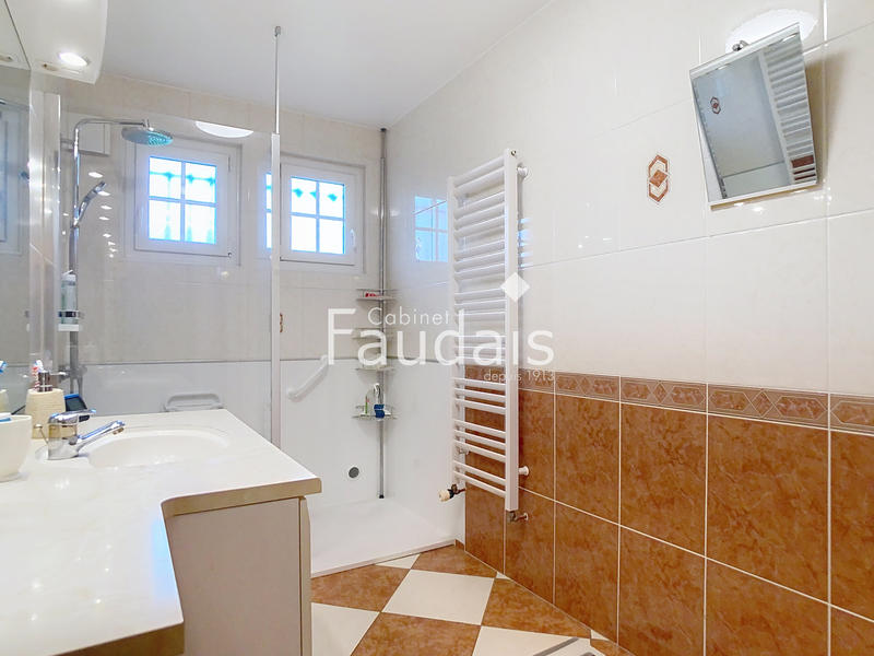 Maison - 180 m² - 8 pièces