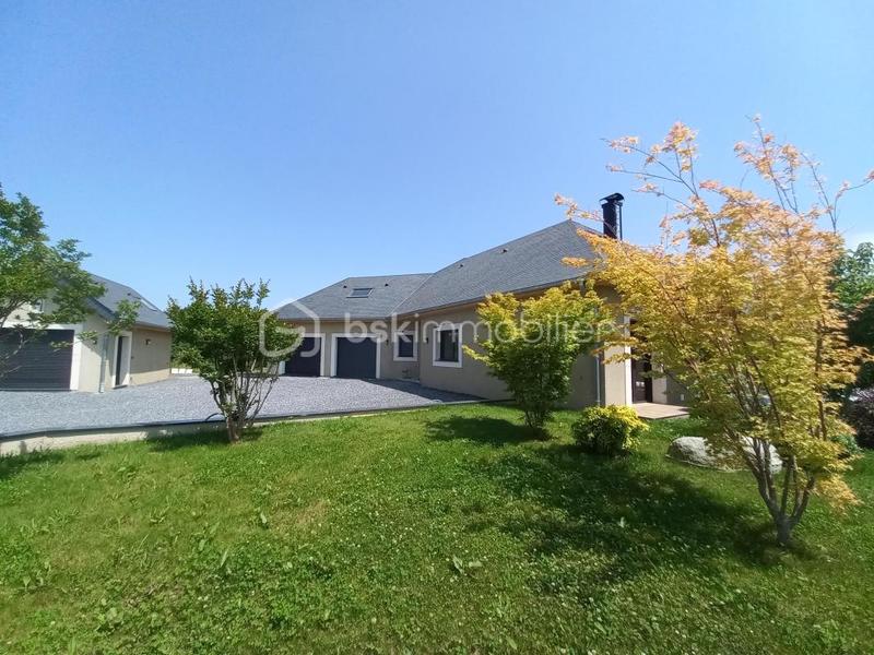 Maison traditionnelle - 220 m² - 8 pièces