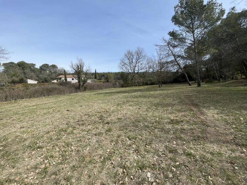 Terrain constructible - 1 500 m²