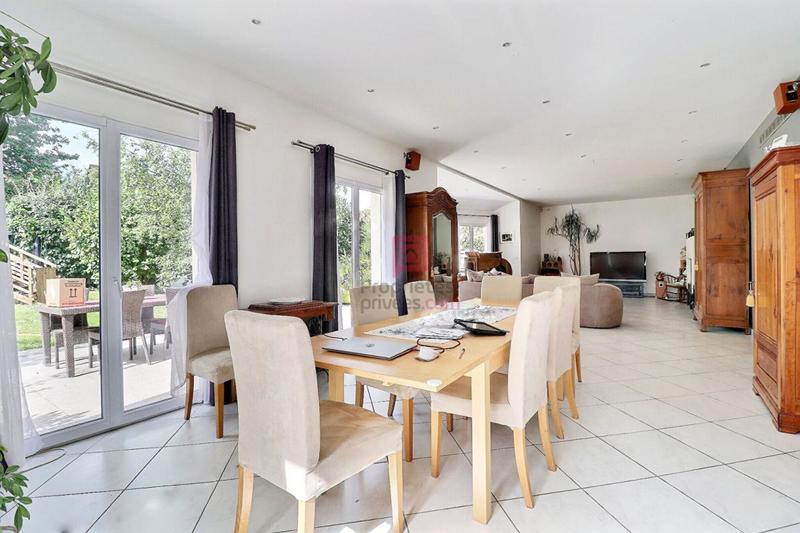 Maison - 250 m² - 10 pièces