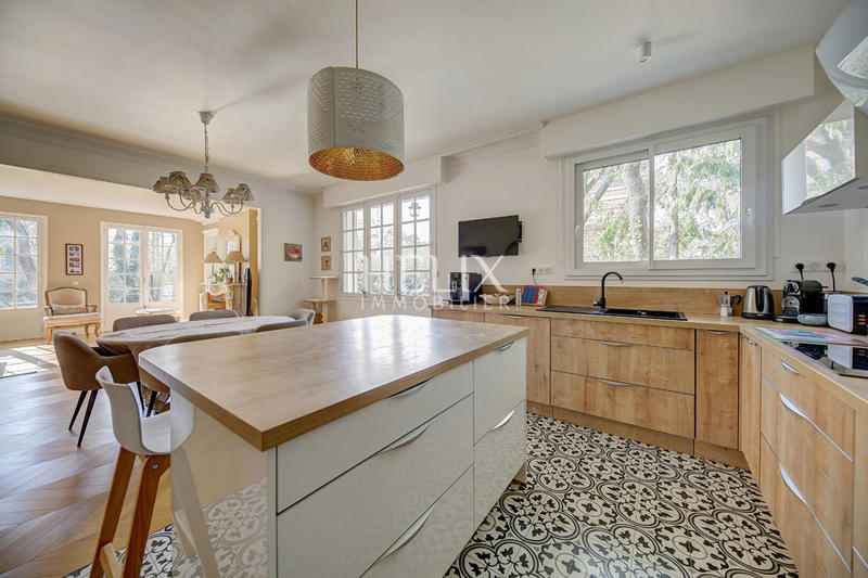 Maison - 250 m² - 8 pièces