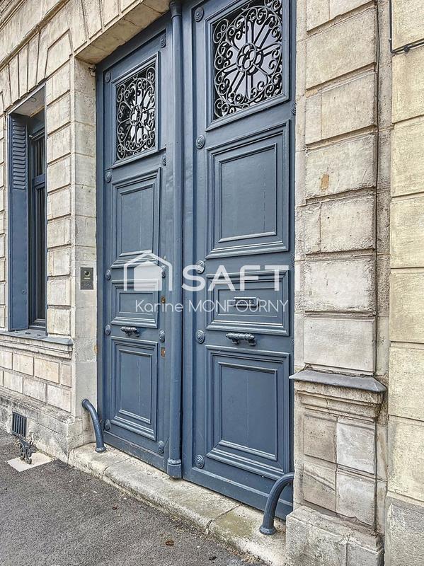 Maison - 330 m² - 8 pièces