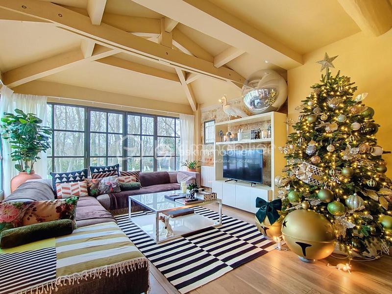 Propriété - 253 m² - 8 pièces