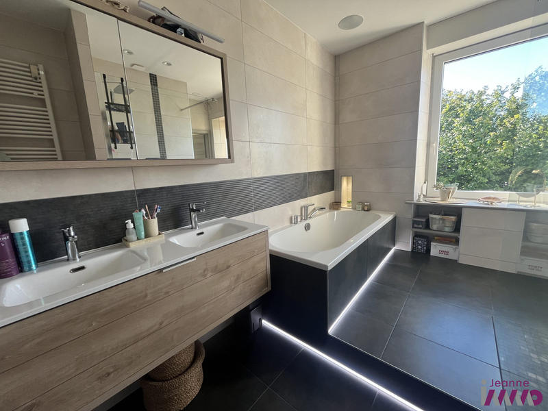 Maison - 210 m² - 7 pièces