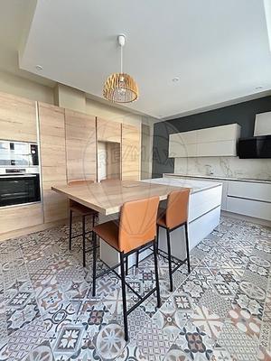 Maison - 210 m² - 7 pièces