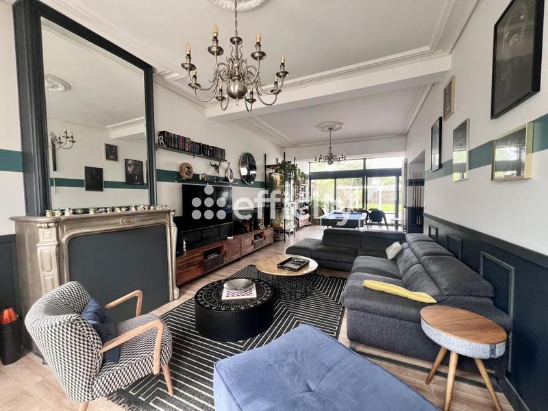 Maison - 247 m² - 10 pièces