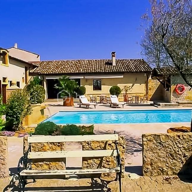 Demeure - 1 500 m² - 25 pièces