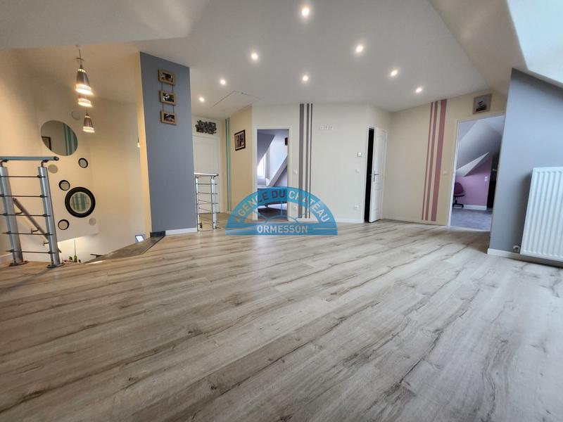 Maison - 240 m² - 9 pièces