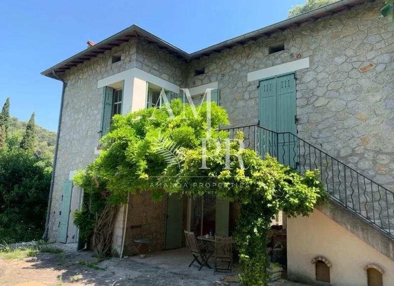 Maison - 230 m² - 7 pièces