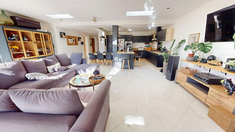 Maison - 214 m² - 8 pièces