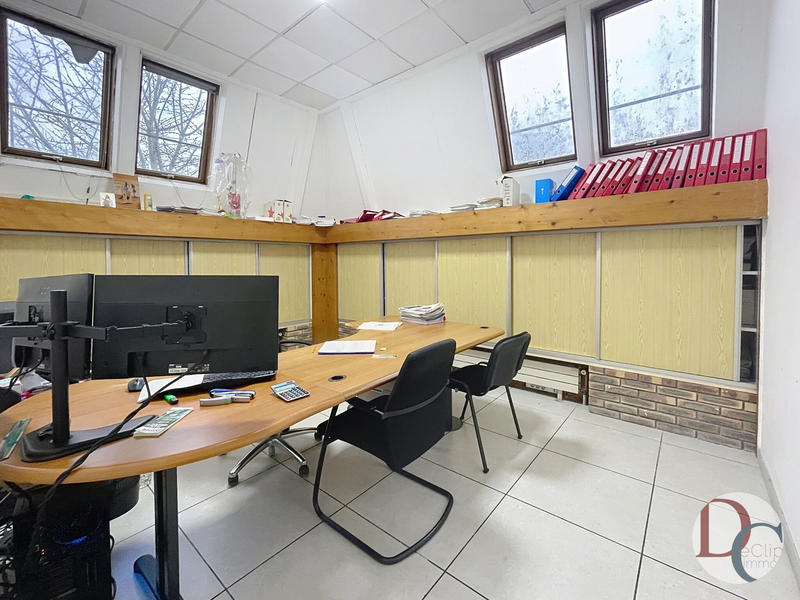 Local commercial - 210 m² - 9 pièces