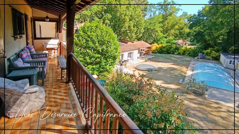 Maison - 280 m² - 8 pièces