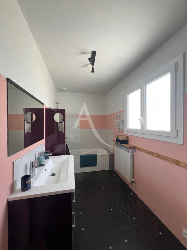 Maison - 168 m² - 9 pièces