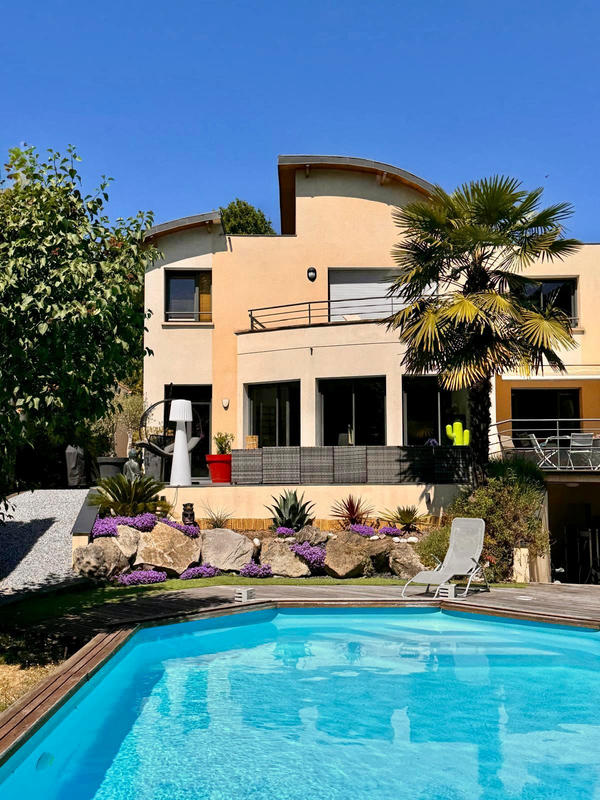 Maison - 300 m² - 8 pièces