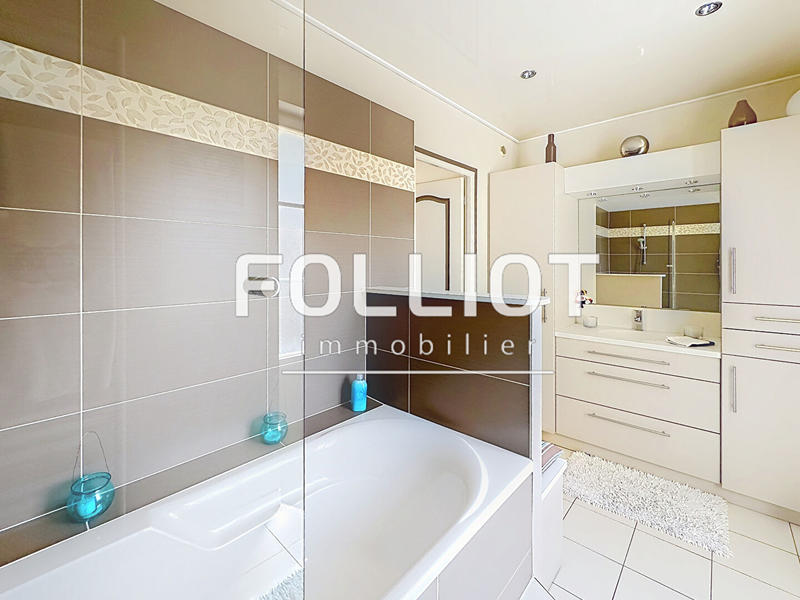 Maison - 302 m² - 16 pièces